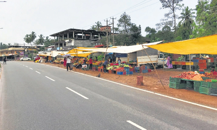 ಮುನಿಯಾಲು ಸಂತೆ: ಕಟ್ಟಡವಿಲ್ಲ, ರಸ್ತೆಬದಿ ಆಸರೆ