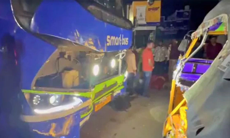 ಭೀಕರ ರಸ್ತೆ ಅಪಘಾತ! ಖಾಸಗಿ ಬಸ್-ಆಟೋ ಡಿಕ್ಕಿ: 7 ಸಾವು, ಆರು ಮಂದಿಗೆ ಗಂಭೀರ ಗಾಯ