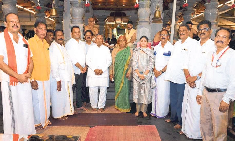 ಉಡುಪಿ ಉಚ್ಚಿಲ ದಸರಾ: ಲಲಿತಾ ಪಂಚಮಿ ಸಂಭ್ರಮ; ಶೇಷ ವಸ್ತ್ರ ವಿತರಣೆ