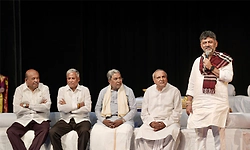 'ಮುಖ್ಯಮಂತ್ರಿ' ನಾಟಕ 900ನೇ ಪ್ರದರ್ಶನ: ಹಾಲಿ, ಮಾಜಿ ಸಿಎಂ ಜತೆ ಖಾಯಂ ಸಿಎಂ