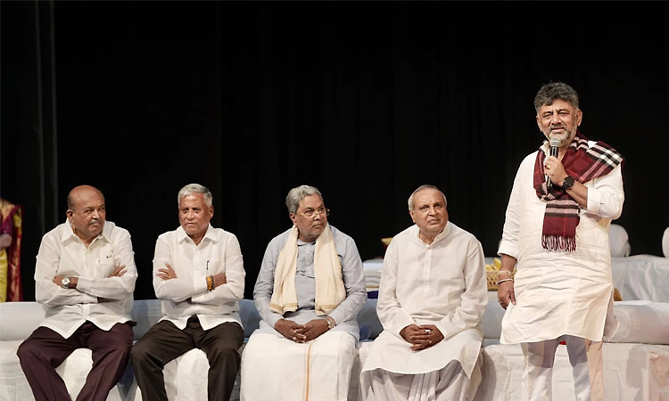 'ಮುಖ್ಯಮಂತ್ರಿ' ನಾಟಕ 900ನೇ ಪ್ರದರ್ಶನ: ಹಾಲಿ, ಮಾಜಿ ಸಿಎಂ ಜತೆ ಖಾಯಂ ಸಿಎಂ