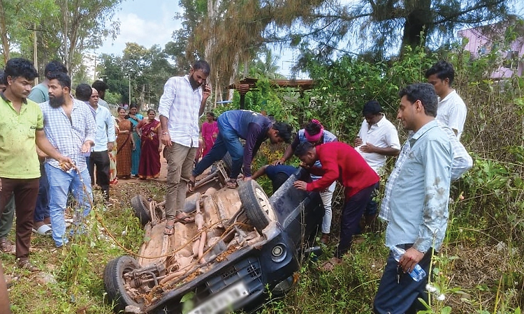 ರಾಷ್ಟ್ರೀಯ ಹೆದ್ದಾರಿಯಲ್ಲಿ ಅಡ್ಡ ಬಂದ ಹಾವು! ನಿಯಂತ್ರಣ ತಪ್ಪಿ ಚರಂಡಿಗೆ ಪಲ್ಟಿಯಾದ ಕಾರು!
