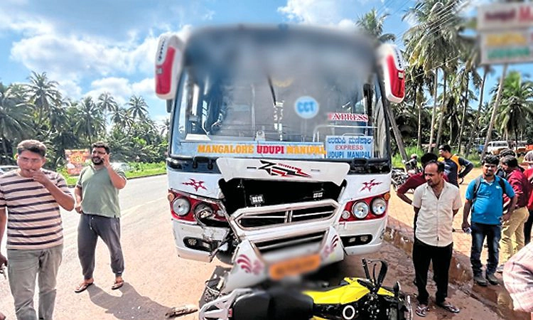 ಕಾಪು ಪೆಟ್ರೋಲ್ ಬಂಕ್ ಬಳಿ ಬಸ್–ಬೈಕ್ ಢಿಕ್ಕಿ