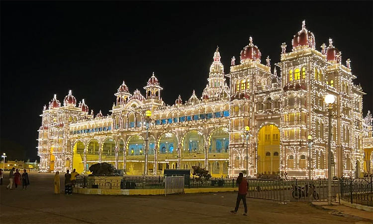 ದಸರಾ ಲೈಟಿಂಗ್ಸ್‌  ಈಗ ಪ್ರವಾಸಿಗರ ಆಕರ್ಷಣೆ: ತೆರೆದ ವಾಹನ, ಟೂರ್‌ ಪ್ಯಾಕೇಜ್‌ಗಳಿಗೆ ಬೇಡಿಕೆ