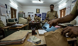 ಠಾಣೆಯಿಂದ ಮೊಬೈಲ್ ಕದ್ದು 10 ಸಾವಿರ ರೂ.ವಿಗೆ ಮಾರಾಟ; ಪೊಲೀಸ್ ಸಿಬ್ಬಂದಿ ವಿರುದ್ಧ ಪ್ರಕರಣ