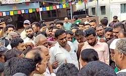 Hunsur: ಹುಲಿ ದಾಳಿಗೆ ಎತ್ತು ಬಲಿ, ಆಕ್ರೋಶಿತ ರೈತರಿಂದ ರಸ್ತೆ ತಡೆ