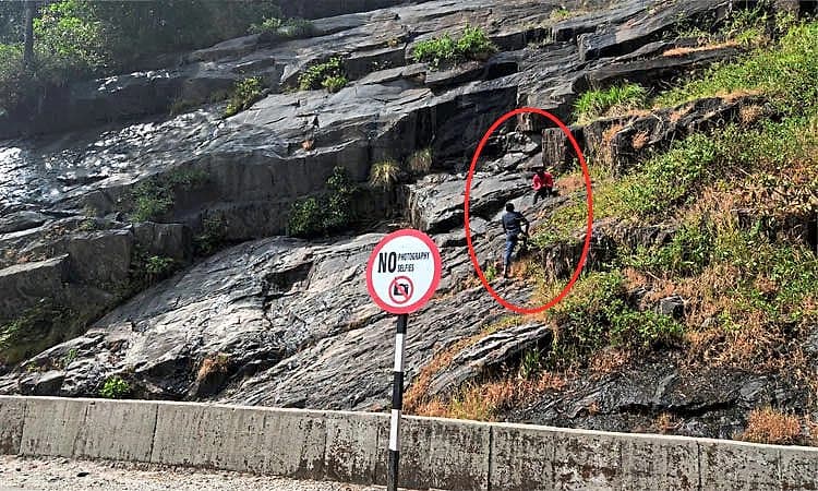 ಏನ್ ಹೇಳ್ತೀರೋ ಹೇಳಿ.. ನಾವು ಮಾಡೋದ್ ಮಾಡ್ತೇವೆ! ಚಾರ್ಮಾಡಿ ಘಾಟಿಯಲ್ಲಿ ಪ್ರವಾಸಿಗರ ಹುಚ್ಚಾಟ