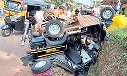 Sulya: ರಸ್ತೆ ಮಧ್ಯದ ಗುಂಡಿ ತಪ್ಪಿಸುವ ಯತ್ನದಲ್ಲಿ ಚರಂಡಿಗೆ ಮಗುಚಿದ ರಿಕ್ಷಾ