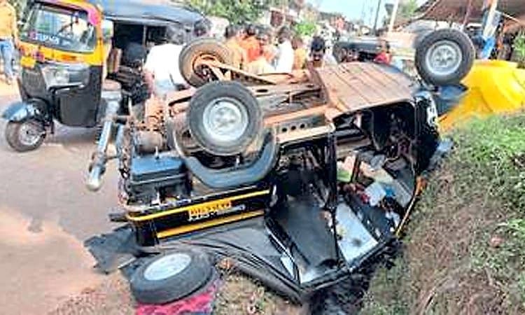 Sulya: ರಸ್ತೆ ಮಧ್ಯದ ಗುಂಡಿ ತಪ್ಪಿಸುವ ಯತ್ನದಲ್ಲಿ ಚರಂಡಿಗೆ ಮಗುಚಿದ ರಿಕ್ಷಾ