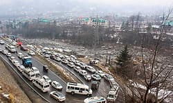 ಹಿಮಾಚಲಕ್ಕೆ ಪ್ರವಾಸಿಗರ ಲಗ್ಗೆ: ಸಂಚಾರ ದಟ್ಟಣೆ