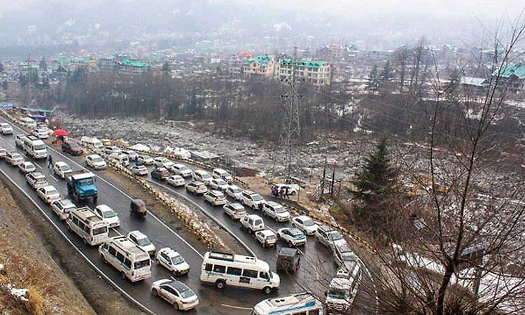 ಹಿಮಾಚಲಕ್ಕೆ ಪ್ರವಾಸಿಗರ ಲಗ್ಗೆ: ಸಂಚಾರ ದಟ್ಟಣೆ