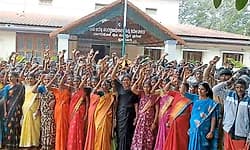 Hunsur: ಹಕ್ಕುಪತ್ರಕ್ಕೆ ಆಗ್ರಹಿಸಿ ಡಿಬಿಕುಪ್ಪೆ ಗ್ರಾಮಸ್ಥರಿಂದ ಬೃಹತ್ ಪ್ರತಿಭಟನೆ