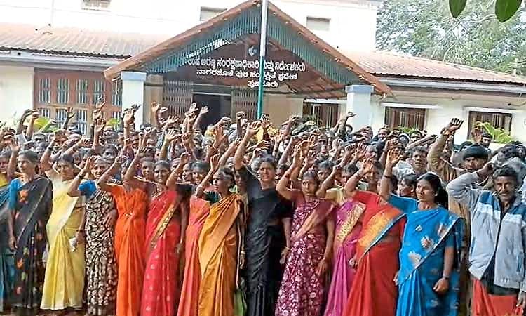 Hunsur: ಹಕ್ಕುಪತ್ರಕ್ಕೆ ಆಗ್ರಹಿಸಿ ಡಿಬಿಕುಪ್ಪೆ ಗ್ರಾಮಸ್ಥರಿಂದ ಬೃಹತ್ ಪ್ರತಿಭಟನೆ