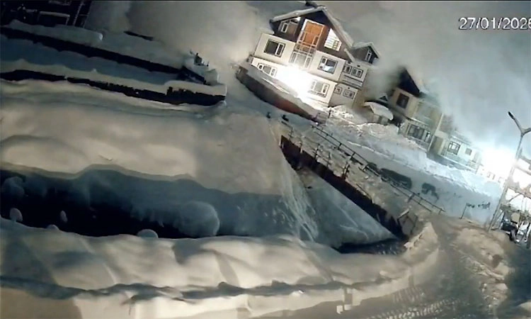 ಕಾಶ್ಮೀರದ ರೆಸಾರ್ಟ್‌ ಮೇಲೆ ಭಾರೀ ಹಿಮಪಾತ: ವೈರಲ್ ವಿಡಿಯೋ