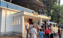 ಬಾಗಿಲು ಮುರಿದು ಮನೆಗೆ ನುಗ್ಗಿ 48ಲಕ್ಷರೂ. ಚಿನ್ನದೊಡವೆಗಳು, ವಾಚ್‌ ಕದ್ದ ಕಳ್ಳರು   