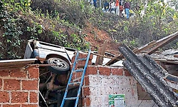Van crashes into house after driver loses control in Badiyadka