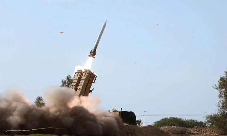 Israel Attack:ಭಾರತೀಯರಿಗೆ ಸಂದೇಶ ರವಾನೆ:ಇಸ್ರೇಲ್‌ ದಾಳಿಗೆ ನಲುಗಿದ ಇರಾನ್‌, ಖಮೇನಿ  ಗುರಿ