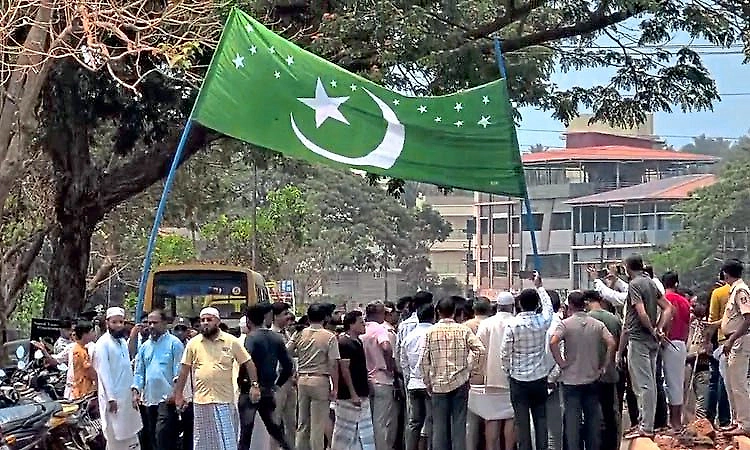 Bhatkal: Islamic flag removed; brief tension, police bring situation under control