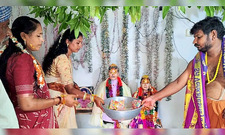 ಮಗ- ಪ್ರಿಯತಮೆ ಸಾವು: ಗುಡಿ ಕಟ್ಟಿ ವರ್ಷವೂ ಮೃತ ಜೋಡಿಗೆ ಮದುವೆ ಮಾಡಿಸುತ್ತಿದ್ದಾರೆ ಈ ಪೋಷಕರು