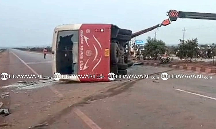 ಚಿತ್ರದುರ್ಗ: ಚಾಲಕನ ನಿಯಂತ್ರಣ ತಪ್ಪಿ KSRTC ಬಸ್ ಪಲ್ಟಿ; 20ಕ್ಕೂ ಹೆಚ್ಚು ಪ್ರಯಾಣಿಕರಿಗೆ ಗಾಯ