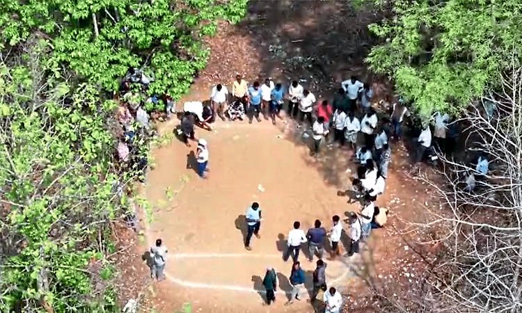 ಭದ್ರಾವತಿ ಅರಣ್ಯದಲ್ಲಿ ಅಕ್ರಮ ದಂಧೆಗೆ ಪೊಲೀಸ್ 'ಡ್ರೋನ್' ಶಾಕ್: 19 ಮಂದಿ ವಿರುದ್ಧ ಎಫ್‌ಐಆರ್