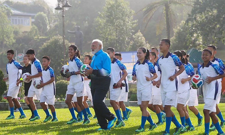 Sikkim: ಗ್ಯಾಂಗ್ಟಾಕ್‌ ಮೈದಾನದಲ್ಲಿ ಮಕ್ಕಳ ಜತೆ ಫುಟ್ಬಾಲ್‌ ಆಡಿದ ಪ್ರಧಾನಿ ಮೋದಿ