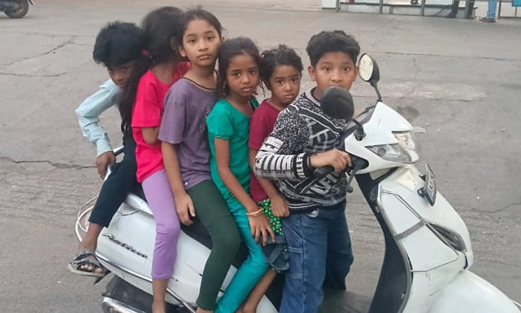ಒಂದೇ ಬೈಕ್‌ನಲ್ಲಿ 6 ಮಕ್ಕಳು ಸಂಚಾರ: ಮಾಲಿಕನ ವಿರುದ್ಧ ಕೇಸ್‌