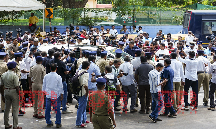 Siddaramaiah supporters protest his decision to step down; emotional scenes outside residence