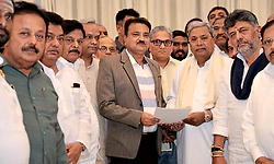 Siddaramaiah: ರಾಜ್ಯಪಾಲರ ಕಾರ್ಯದರ್ಶಿಗೆ ಸಿದ್ದರಾಮಯ್ಯ ರಾಜೀನಾಮೆ ಸಲ್ಲಿಕೆ...