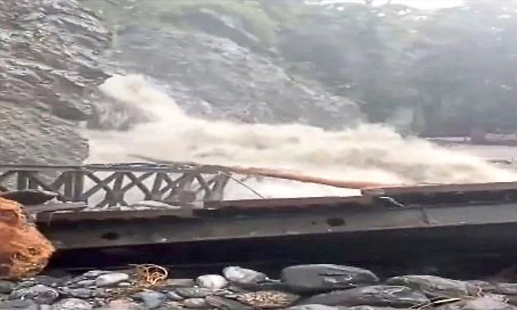 ಸಿಕ್ಕಿಂನಲ್ಲಿ ವರುಣನ ಅಬ್ಬರ: ಭಾರೀ ಮಳೆಗೆ ಸೇತುವೆ ಕೊಚ್ಚಿ ಹೋಗಿ ರಸ್ತೆ ಸಂಪರ್ಕ ಕಡಿತ!