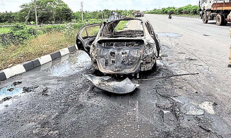 ಕಾರಿನಲ್ಲೇ ನಾಡಬಾಂಬ್ ಸ್ಫೋಟ ಪ್ರಕರಣ: ಯುವತಿ ಚೇತರಿಕೆ, 3 ನಾಡ ಬಾಂಬ್ ತಂದಿದ್ದ ಸೈಕೋ ಪ್ರೇಮಿ