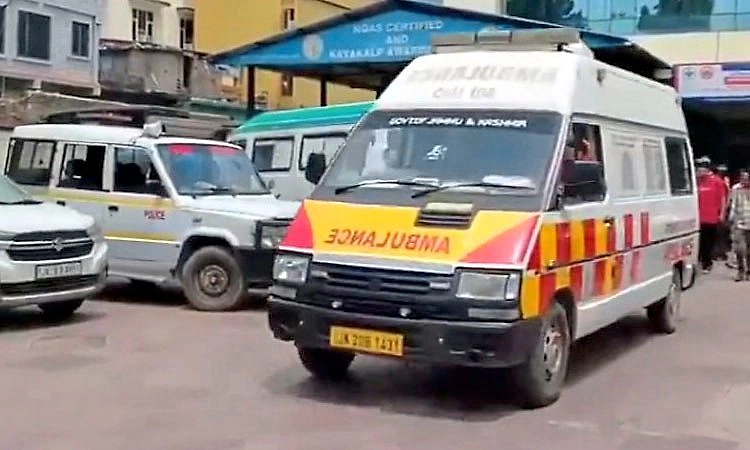 ಚಾಲಕನ ನಿಯಂತ್ರಣ ತಪ್ಪಿ‌ ಬಸ್ ಪಲ್ಟಿ; 8 ಸಿಐಎಸ್‌ಎಫ್ ಸಿಬ್ಬಂದಿ ಸೇರಿ 9 ಮಂದಿಗೆ ಗಾಯ