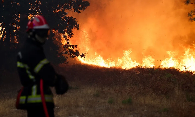 French authorities order evacuation of 4,000 people from tourist sites amid worsening wildfires
