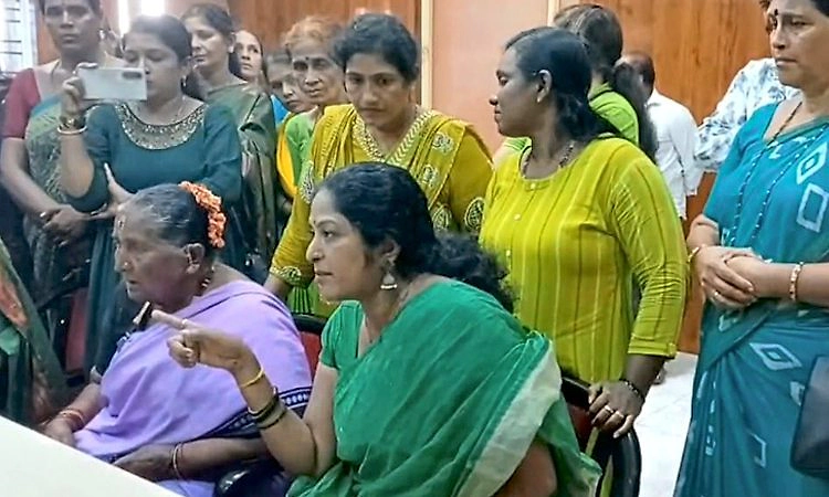 ಗ್ರೂಪ್ ಡಿ ನೌಕರೆಗೆ ಲೈಂಗಿಕ ಕಿರುಕುಳ ಆರೋಪ: ಎಪಿಎಂಸಿ ಕಾರ್ಯದರ್ಶಿಗೆ ಪ್ರತಿಭಾ ಕುಳಾಯಿ ತರಾಟೆ
