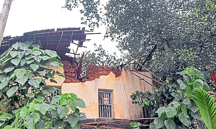 ಹೊಸಮಾರು ಶಾಲೆ ಹಳೆ ಕಟ್ಟಡದಿಂದ ಅಪಾಯ
