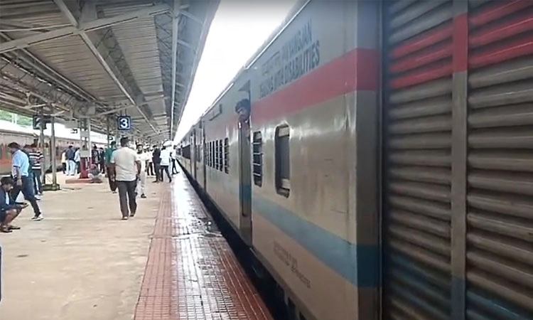 ತಾಂತ್ರಿಕ ಸಮಸ್ಯೆ: ರೈಲು ಸಂಚಾರ ವಿಳಂಬ, ಪ್ರಯಾಣಿಕರ ಪರದಾಟ