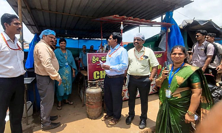ಮೂಡುಬಿದಿರೆ ವಾರದ ಸಂತೆಯಲ್ಲಿ ಆಹಾರ ಸುರಕ್ಷತಾ ಅಧಿಕಾರಿಗಳ ಸರ್ಪ್ರೈಸ್ ರೈಡ್!