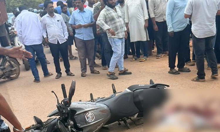 ಹುಬ್ಬಳ್ಳಿ: ಹಾಡಹಗಲೇ ನಡುರಸ್ತೆಯಲ್ಲೇ ವ್ಯಕ್ತಿಯ ಬರ್ಬರ ಹತ್ಯೆ