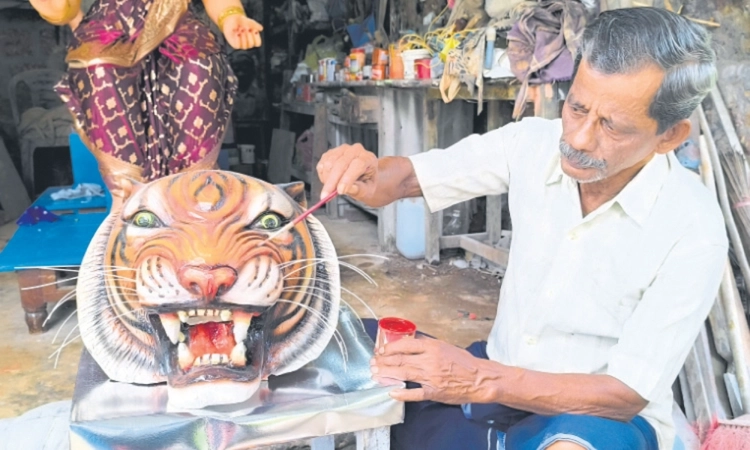 From paper to fibre: The evolving art of tiger headgear (Pili mande) in Navaratri