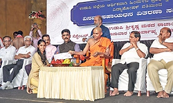 ವಿದ್ಯೆಯಿಂದ ಜೀವನದ ಹಸಿವು ನಿವಾರಣೆ: ಶೀರೂರು ಶ್ರೀ