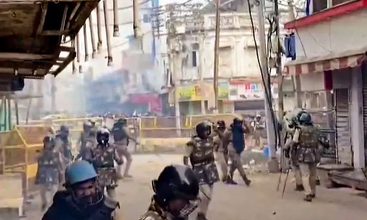 ಮಸೀದಿ ತೆರವಿಗೆ ಭಾರಿ ವಿರೋಧ; ಪ್ರತಿಭಟನಾಕಾರರು - ಪೊಲೀಸರ ನಡುವೆ ಸಂಘರ್ಷ, ಲಾಠಿ ಪ್ರಹಾರ