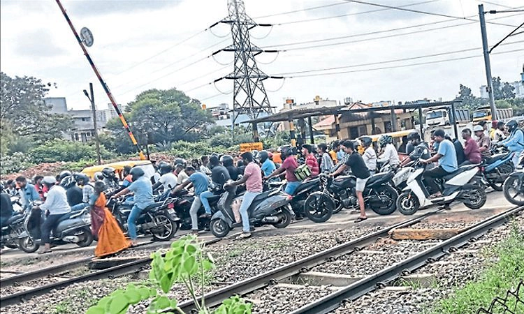 ಮೇದರಹಳ್ಳಿ ರೈಲ್ವೇ ಗೇಟ್‌ ದಾಟಲು ಸವಾರರ ಹರಸಾಹಸ