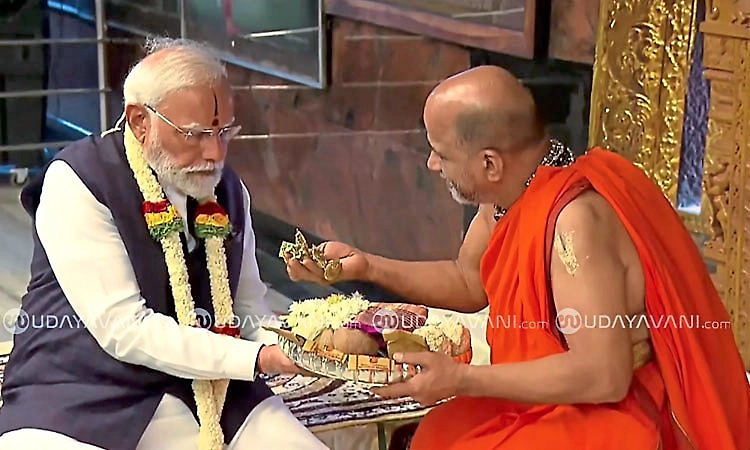 Udupi: PM Modi visits Sri Krishna Mutt, unveils Golden Kanaka Kawacha