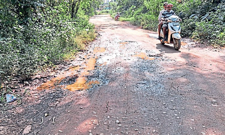 2 ದಶಕಗಳಿಂದ ಅಭಿವೃದ್ಧಿ ಕಾಣದ ರಸ್ತೆ; 6 ಗ್ರಾಮ, 2 ಹೆದ್ದಾರಿ ಸಂಪರ್ಕಿಸುವ ಮಾರ್ಗ ಹೊಂಡಮಯ