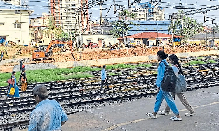 Mangaluru: ಸೆಂಟ್ರಲ್‌ ನಿಲ್ದಾಣದಲ್ಲಿ ಹಳಿಗಳ ನಡುವೆ ಅಪಾಯಕಾರಿ ನಡಿಗೆ!