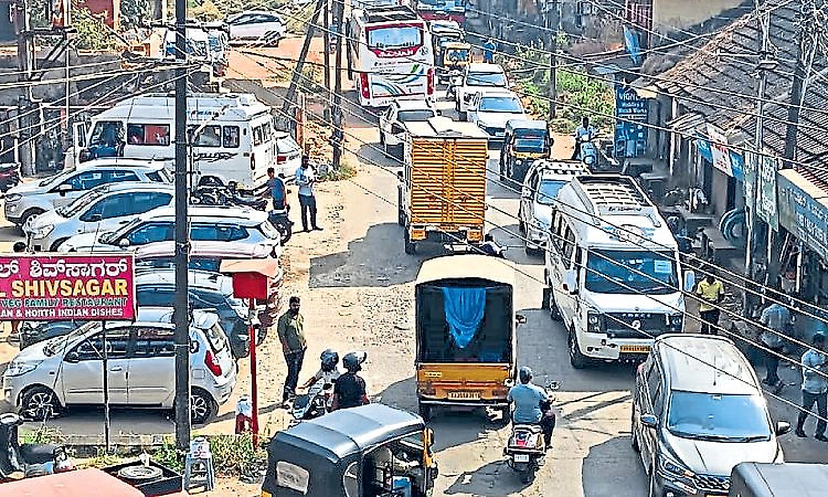 Tourist rush causes long traffic jams in Malpe; traffic guidelines issued
