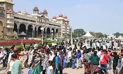 ರಜೆ ಎಫೆಕ್ಟ್‌: ಪ್ರವಾಸಿ ತಾಣಗಳಿಗೆ ಲಕ್ಷಾಂತರ ಪ್ರವಾಸಿಗರ ದಂಡು!