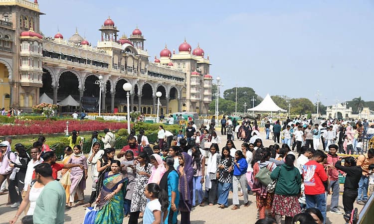 ರಜೆ ಎಫೆಕ್ಟ್‌: ಪ್ರವಾಸಿ ತಾಣಗಳಿಗೆ ಲಕ್ಷಾಂತರ ಪ್ರವಾಸಿಗರ ದಂಡು!