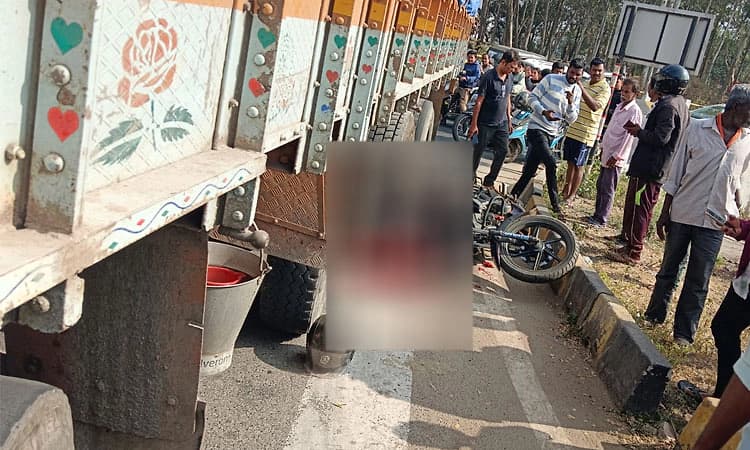 Shivamogga: ಲಾರಿಯಡಿ ಸಿಲುಕಿ ಬೈಕ್ ಸವಾರ ಸಾವು