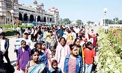 ಪ್ರವಾಸಿಗರಿಂದ ತುಂಬಿದ ಅರಮನೆಗಳ ನಗರಿ: 70 ರಿಂದ 100 ಕೋಟಿ ವಹಿವಾಟು